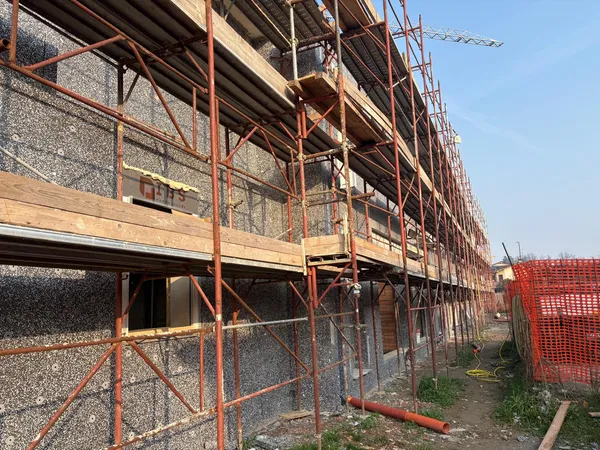 Posa del cappotto termico sulle facciate, ponteggi montati
