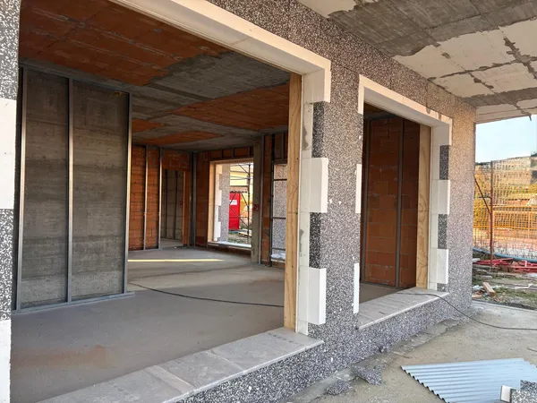 Portico con controtelai posati e tramezzi interni in costruzione