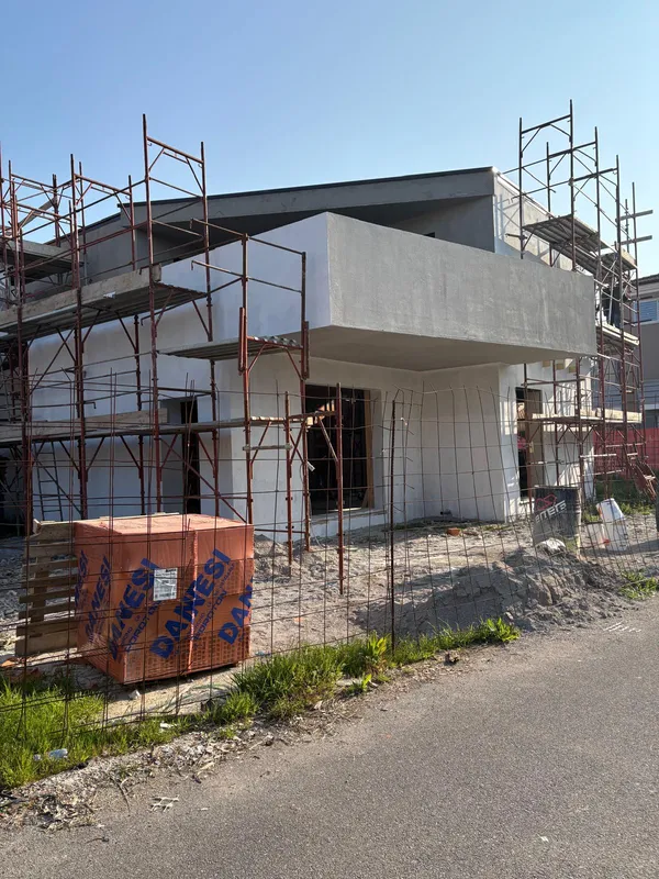 Villa con intonaco di fondo completato e portico d'ingresso