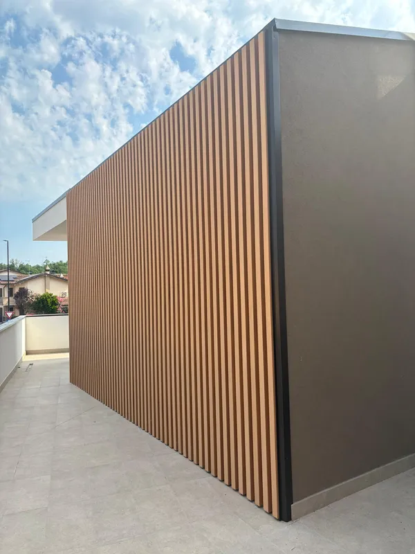 Dettaglio del rivestimento esterno in listelli di legno sulla terrazza